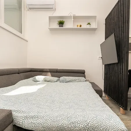 Ena - Located In Quiet Area 500m Of The Sea Пула