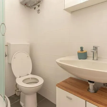 Ena - Located In Quiet Area 500m Of The Sea Apartment Pula