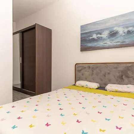 Ena - Located In Quiet Area 500m Of The Sea Pula