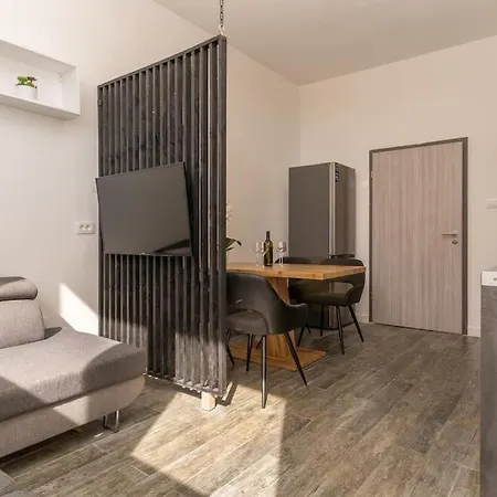 Ena - Located In Quiet Area 500m Of The Sea * Pula