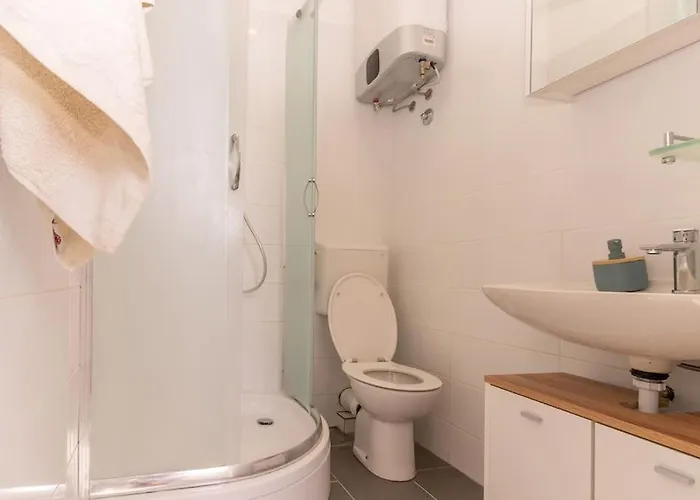 Ena - Located In Quiet Area 500m Of The Sea Pula