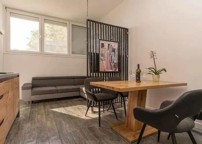 Ena - Located In Quiet Area 500m Of The Sea Apartman *