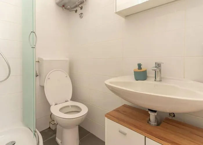 Ena - Located In Quiet Area 500m Of The Sea Apartman Pula