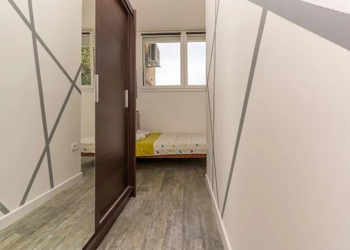 Apartman Ena - Located In Quiet Area 500m Of The Sea Pula