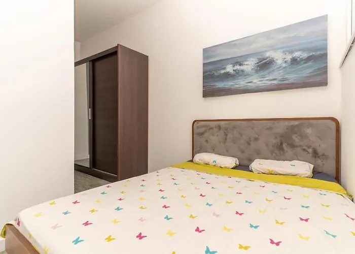 Ena - Located In Quiet Area 500m Of The Sea Pula